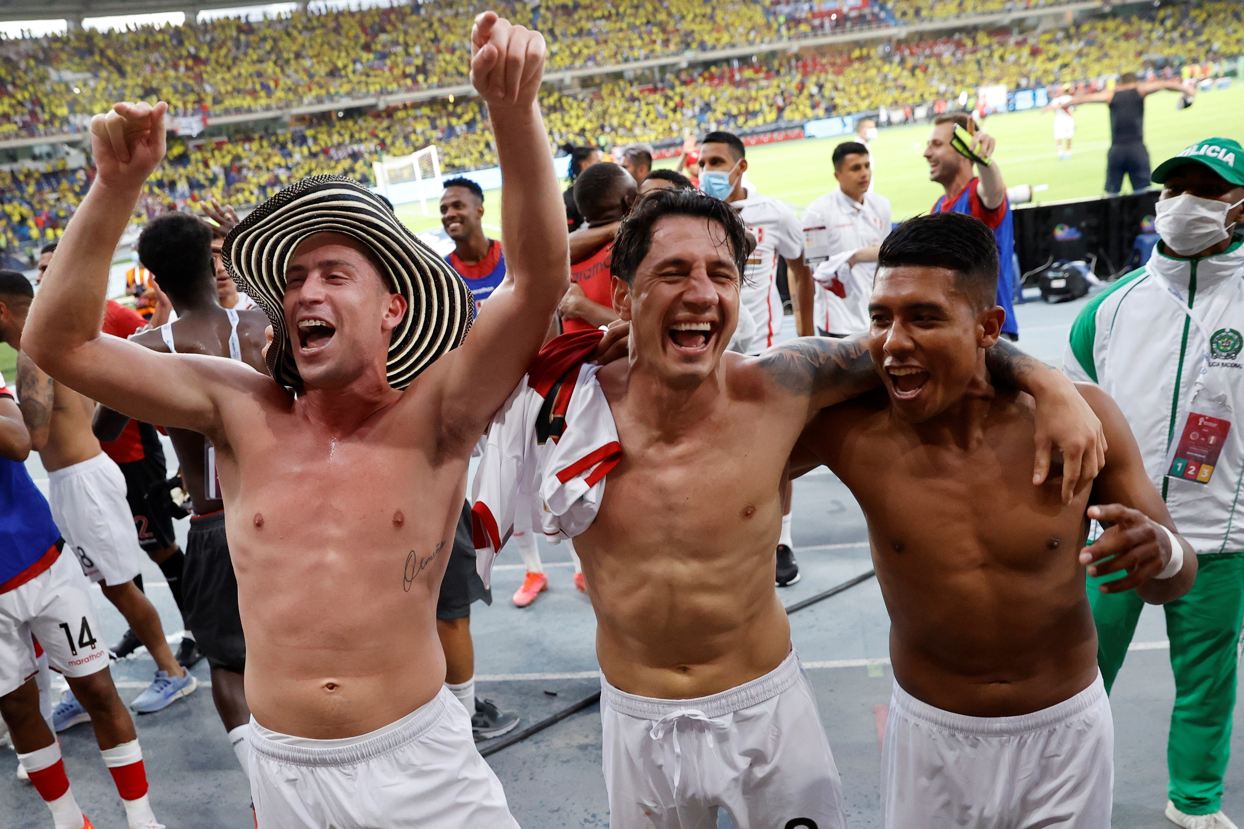 Los jugadores de Perú festejan el triunfo contra Colombia, que les permite seguir en la pelea camino al Mundial. (Foto Prensa Libre: AFP)