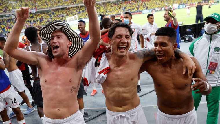Los jugadores de Perú festejan el triunfo contra Colombia, que les permite seguir en la pelea camino al Mundial. (Foto Prensa Libre: AFP)