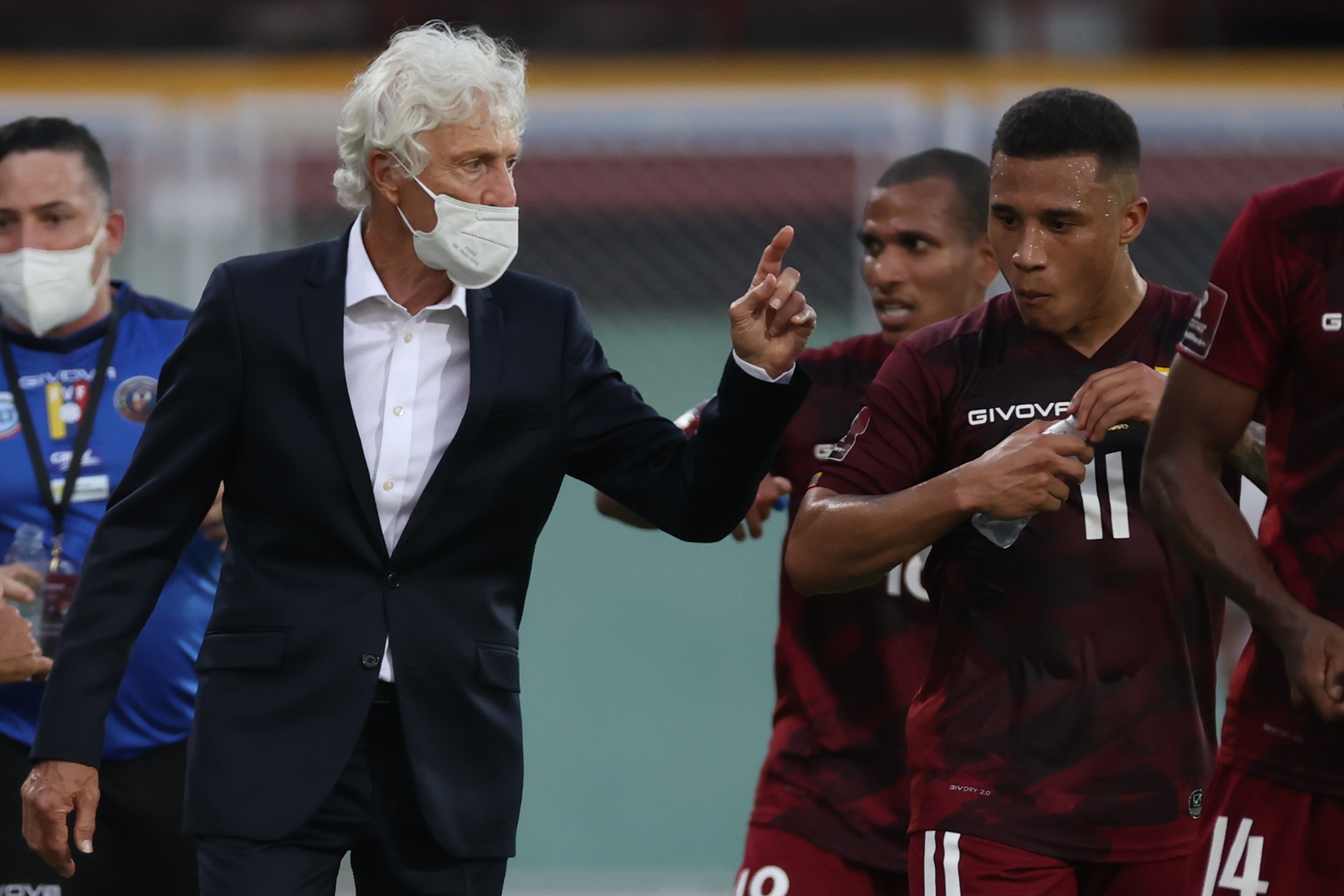 El entrenador de Venezuela, José Pekerman (i), felicita a su jugador Darwin Machís (d) luego de un gol a Bolivia en el estadio Agustín Tovar. (Foto Prensa Libre: EFE)