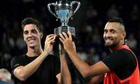 Los australianos Thanasi Kokkinakis y Nick Kyrgios después de ganar la final de dobles ante Matthew Ebden y Max Purcell también de Australia. (Foto Prensa Libre: EFE)
