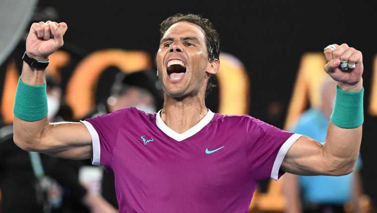 El español Rafael Nadal festejando después de vencer al ruso Daniil Medvedev en la final del Australian Open. (Foto Prensa Libre,  EFE)