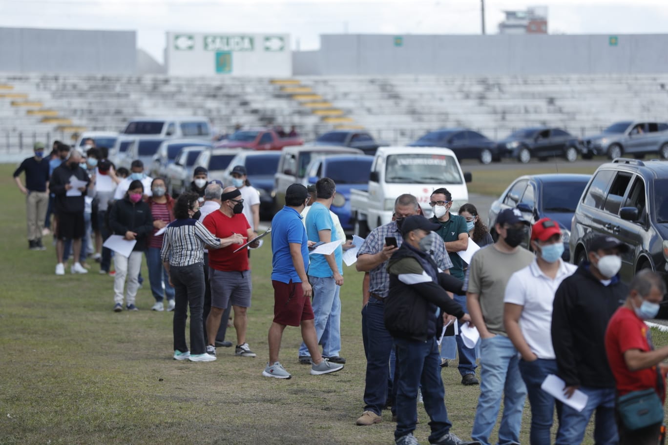 Decenas de personas buscan hacerse una prueba de coronavirus en el nuevo puesto habilitado en el Parque Érick Barrondo, zona 7, donde el 50 de ellas da positivo. (Foto Prensa Libre: Esbin García)