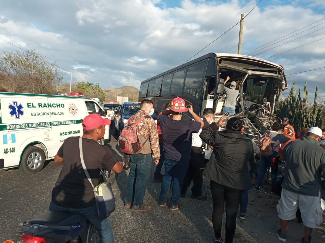 Socorristas y pobladores observan el autobús accidentado. (Foto: Bomberos Municipales Departamentales)