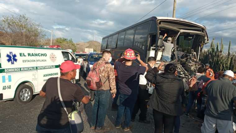Socorristas y pobladores observan el autobús accidentado. (Foto: Bomberos Municipales Departamentales)