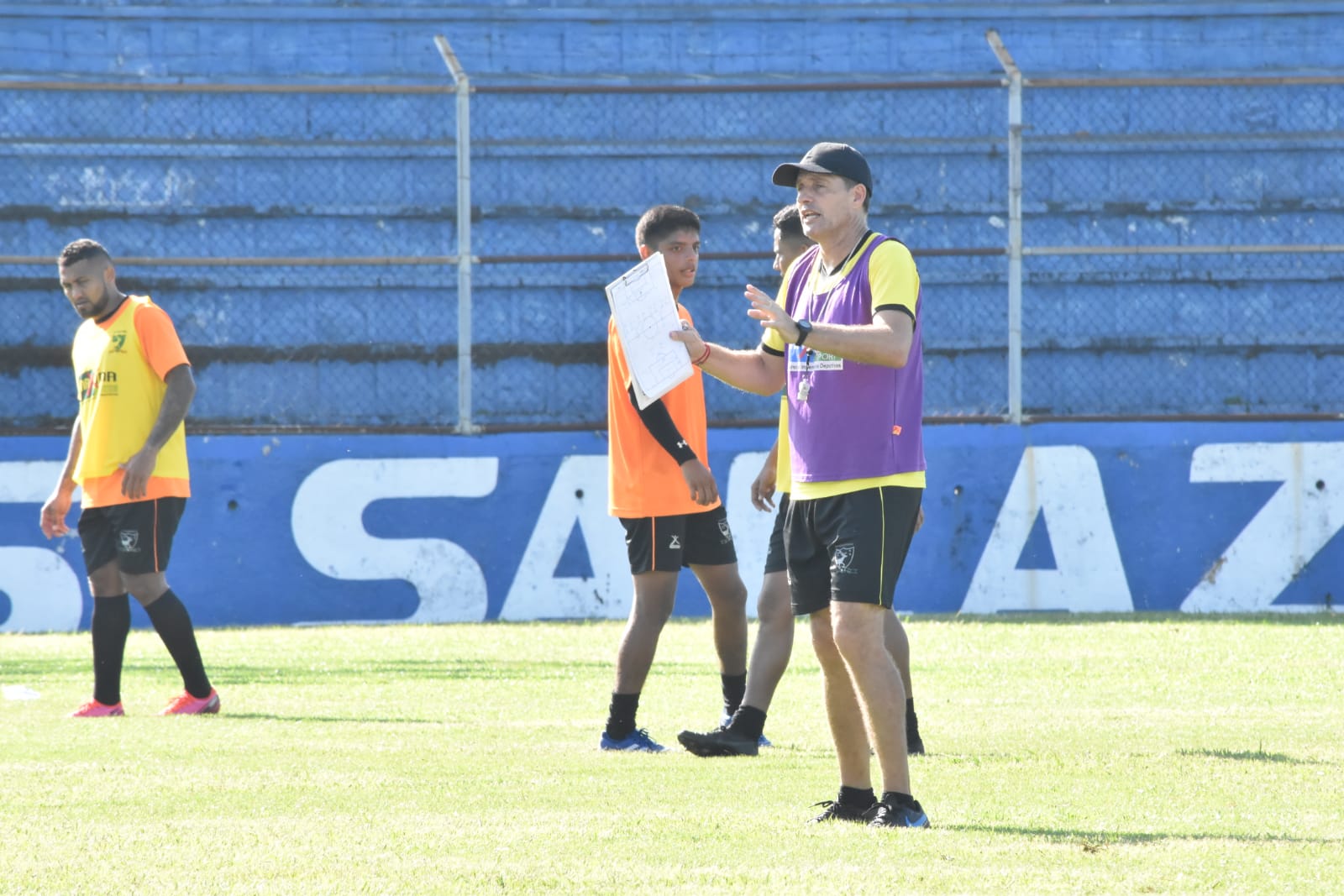 El técnico argentino, Gustavo Alberto Onaindia, dejó de ser el estratega del Deportivo Suchitepéquez y junto con él se marcó también el presidente, Alfonso Cruz Berganza. Foto Deportivo Suchitepéquez. 