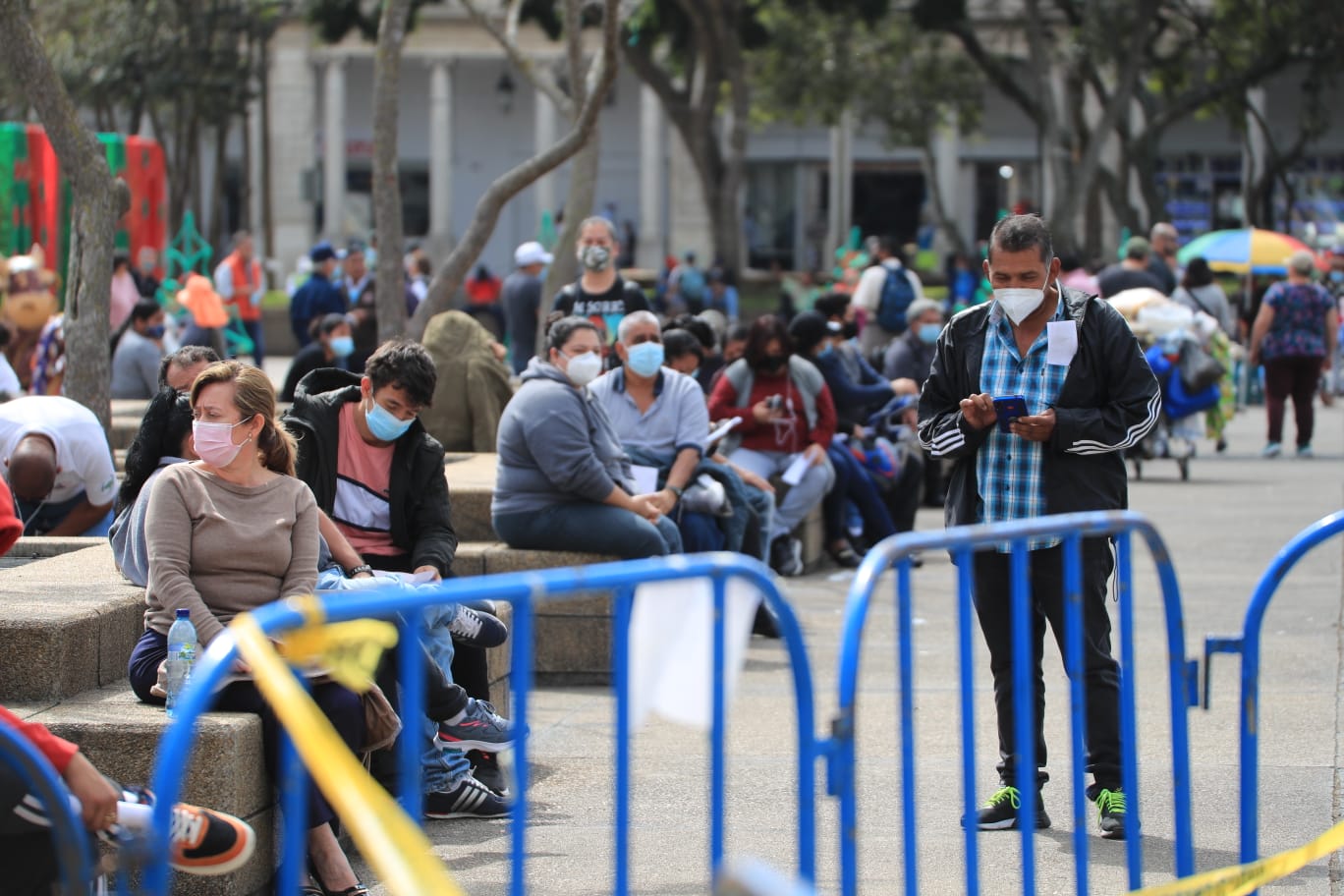 Decenas de Guatemaltecos buscan hacerse la prueba en las unidades móviles del Ministerio de Salud. (Foto Prensa Libre: Byron García)