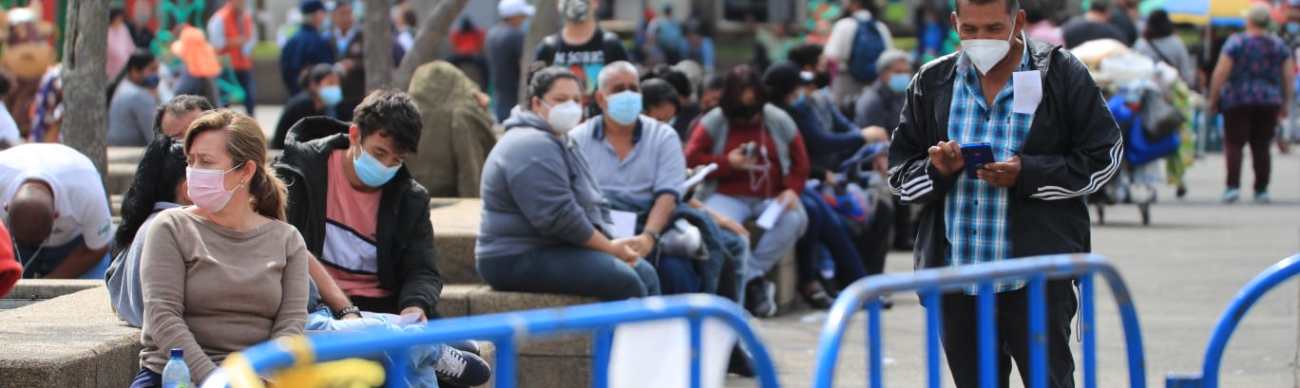 Decenas de Guatemaltecos buscan hacerse la prueba en las unidades móviles del Ministerio de Salud. (Foto Prensa Libre: Byron García)