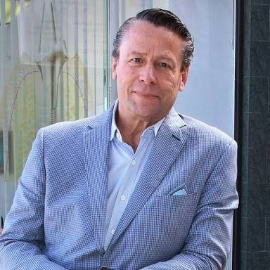 La pelea que se volvió viral entre Alfredo Adame y una pareja.  El actor levantó una denuncia.  (Foto Prensa Libre:   FB Alfredo Adame Oficial)