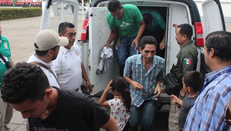 Detienen a 359 migrantes en un tractocamión en el estado mexicano de Veracruz
