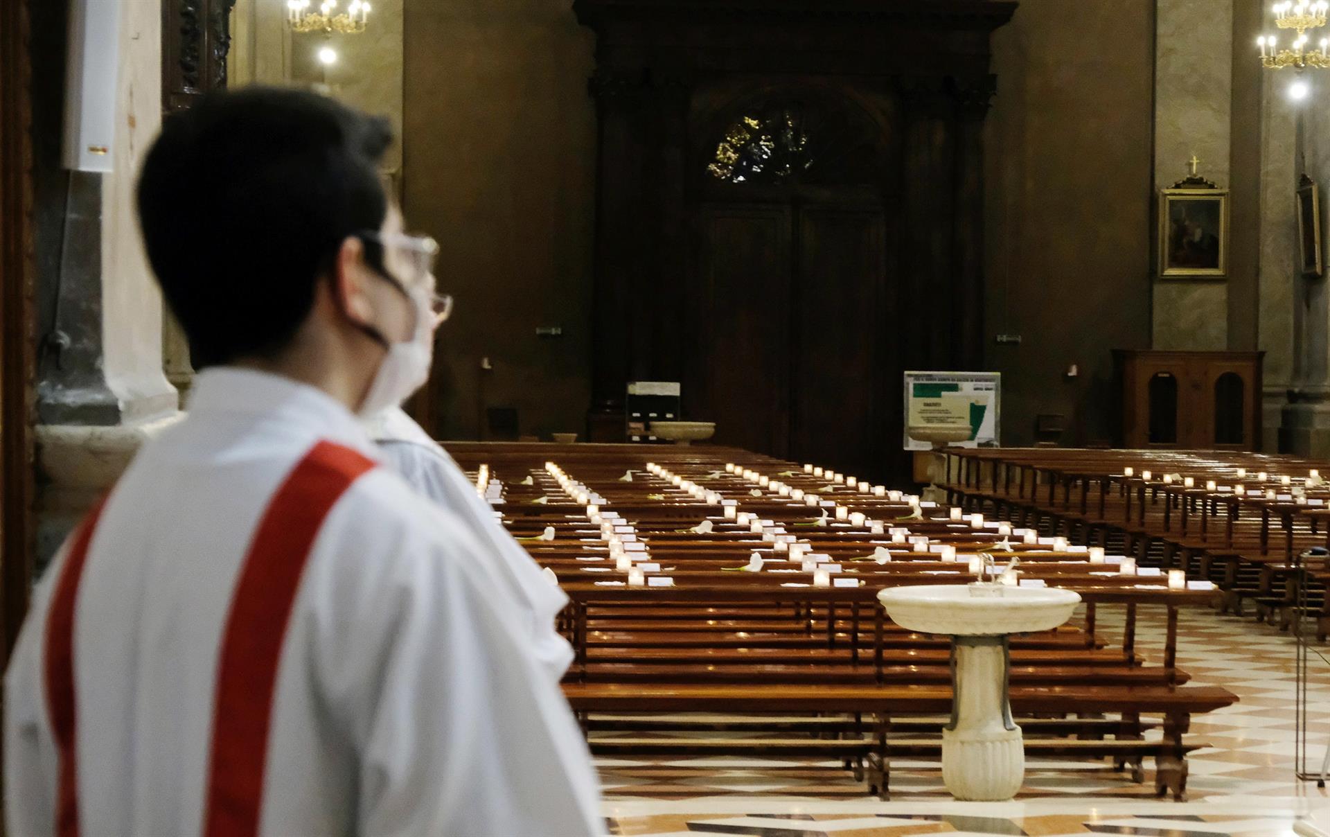 Imagen de archivo del interior de la iglesia de Manerbio, Italia. (Foto Prensa Libre: EFE) 