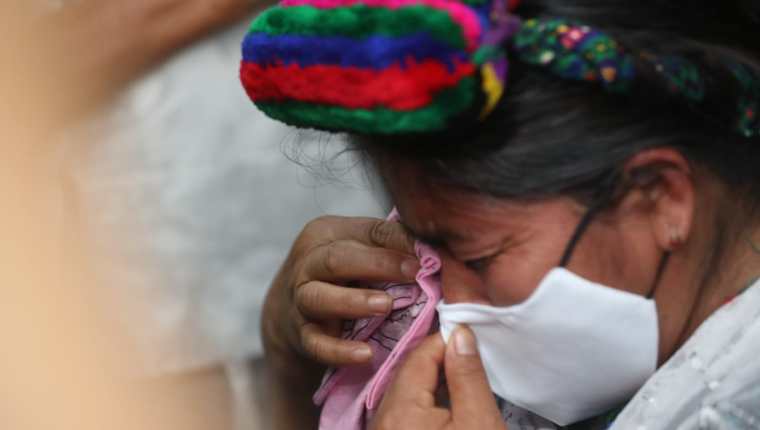 Cinco expatrulleros militares fueron sentenciados a más de 30 años de cárcel en el Caso Mujeres Achí. Una de las víctimas llora al escuchar el fallo del tribunal (Foto Prensa Libre: Juan Diego González)