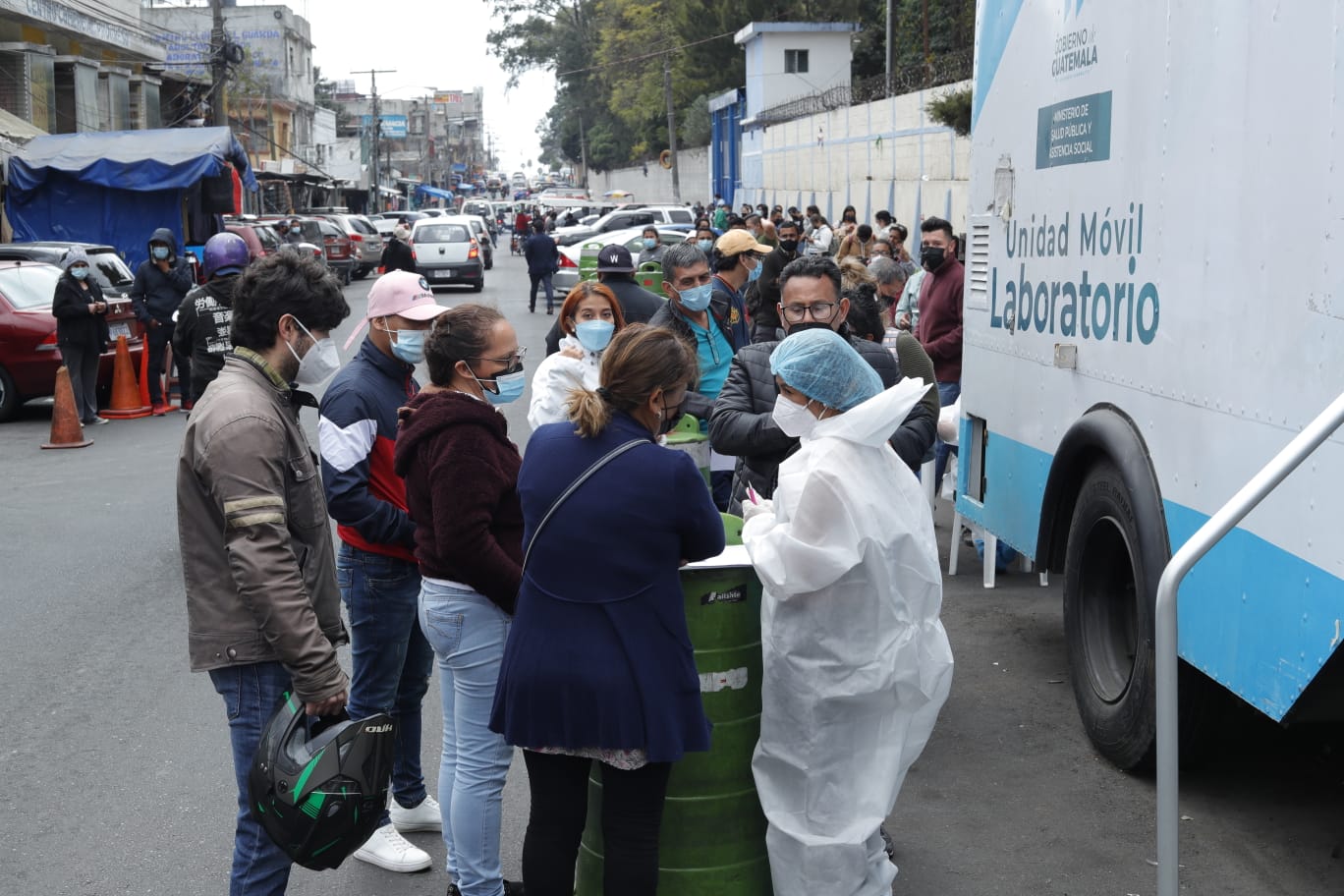 Miles de guatemaltecos buscan hacerse la prueba de coronavirus, cuyos casos han ido en aumento en las últimas semanas. (Foto Prensa Libre: Esbin García)