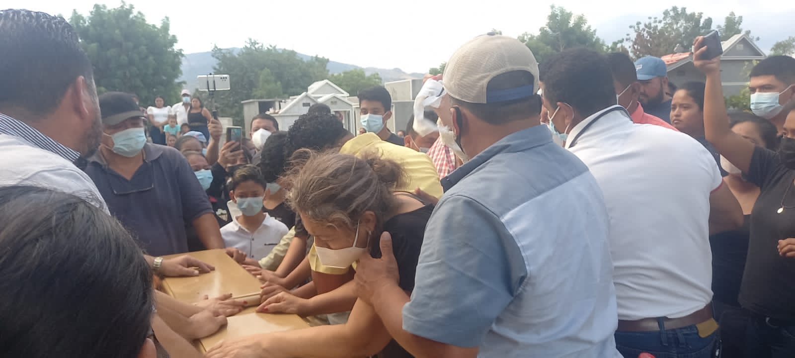 Familiares despiden a Kelya Yesenia Villeda Castillo. (Foto Prensa Libre: Ángel Tzun