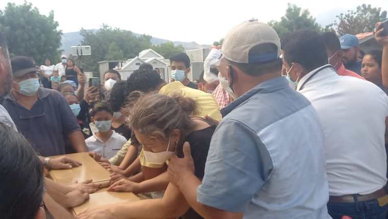 Familiares despiden a Kelya Yesenia Villeda Castillo. (Foto Prensa Libre: Ángel Tzun