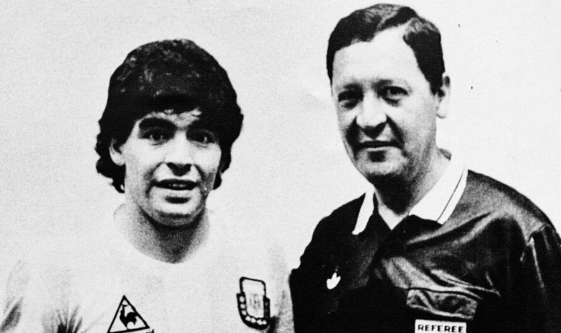 El ex árbitro Rómulo Méndez Molina, en una fotografía de su colección personal, aparece con Diego Armando Maradona. Ambos participaron en el Mundial de México, de 1986.
(Foto Hemeroteca Prensa Libre).