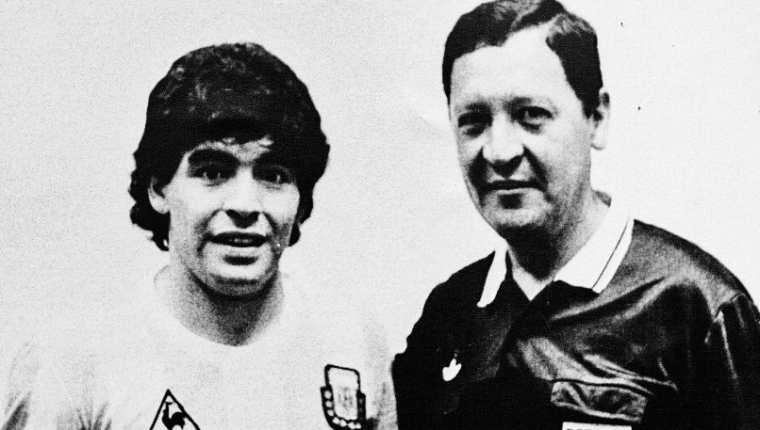 El ex árbitro Rómulo Méndez Molina, en una fotografía de su colección personal, aparece con Diego Armando Maradona. Ambos participaron en el Mundial de México, de 1986.
(Foto Hemeroteca Prensa Libre).