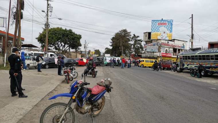 Transportistas bloquean varias rutas del país, pero la CC ampara a la Cámara de Industria y le ordena las autoridades garantizar el libre tránsito de las personas. (Foto Prensa Libre: César Pérez)