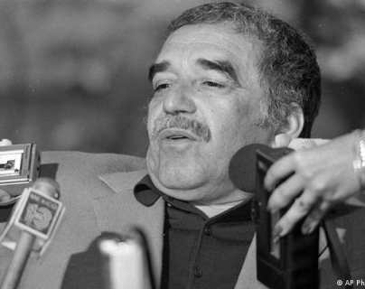 Gabriel García Márquez es entrevistado en su casa de Colombia tras ser anunciado como ganador del Premio Nobel de Literatura en 1982. (AP Photo/picture alliance	)