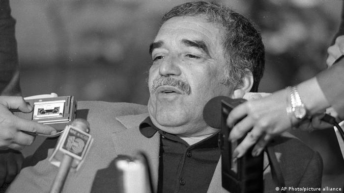Gabriel García Márquez es entrevistado en su casa de Colombia tras ser anunciado como ganador del Premio Nobel de Literatura en 1982. (AP Photo/picture alliance	)