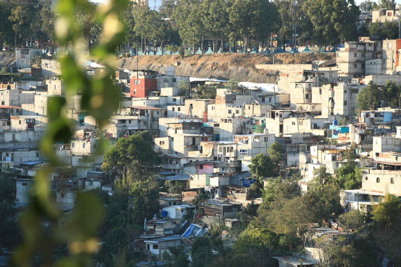 Expertos de la Conred hacen monitoreos en zonas de riesgo en busca de respuestas a los retumbos que reportan los vecinos. (Foto Prensa Libre: Carlos Hernández)