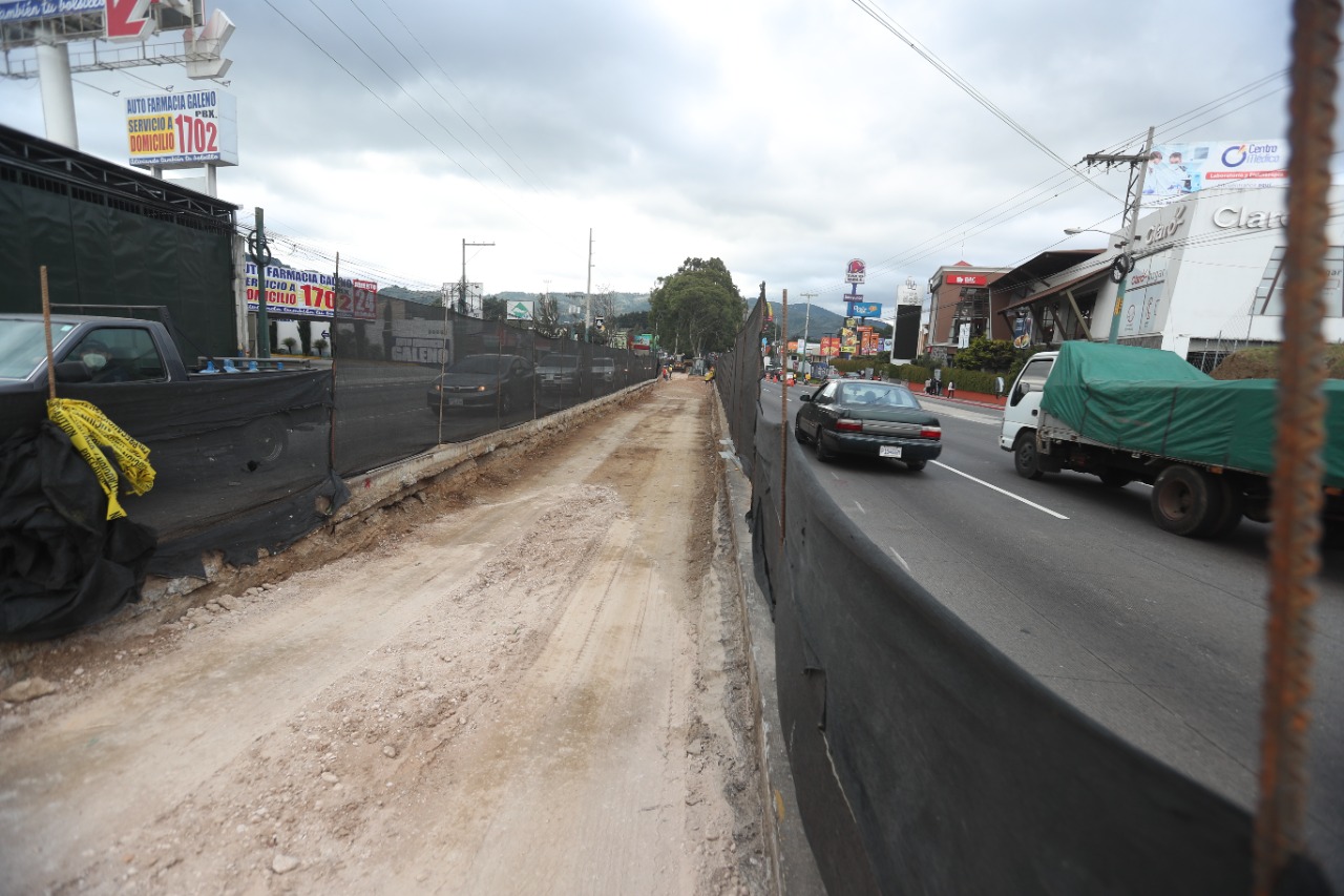 Construcción del paso subterráneo en San Lucas Sacatepéquez. (Foto Prensa Libre: Juan Diego González)