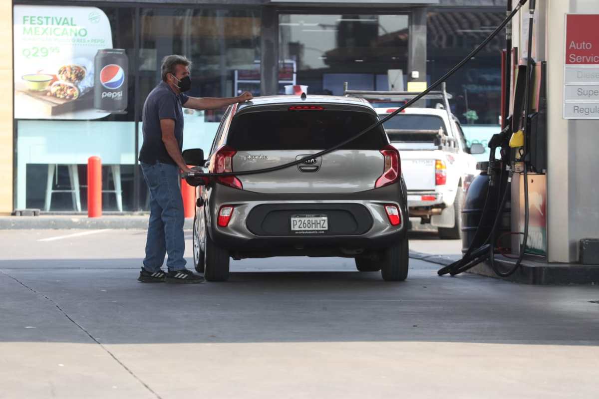 Ministro de Energía y Minas afirma que el precio de la gasolina en Guatemala aumentará en los próximos días por la crisis entre Rusia y Ucrania