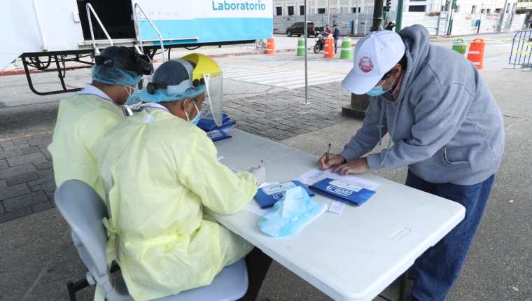 Los laboratorios afrontan  demanda de hisopados en plena alza de casos de coronavirus. (Foto: Hemeroteca PL)