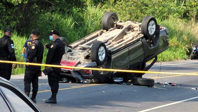 La víctima mortal quedó dentro del vehículo. (Foto Prensa Libre: cortesía)