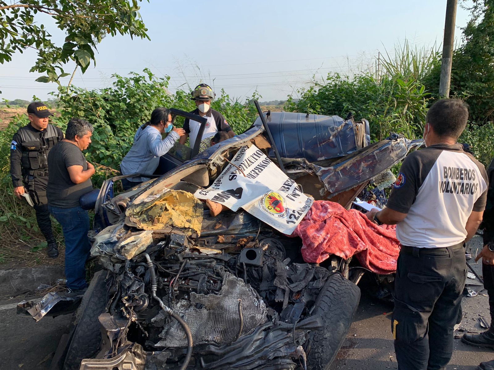 El accidente ocurrió el pasado domingo en el km 64 de la ruta de Siquinalá a Escuintla. (Foto Prensa Libre: Carlos Paredes)