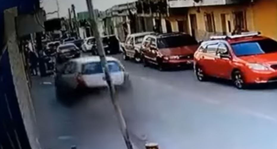 Video: el impactante momento en que taxi pierde el control y provoca accidente