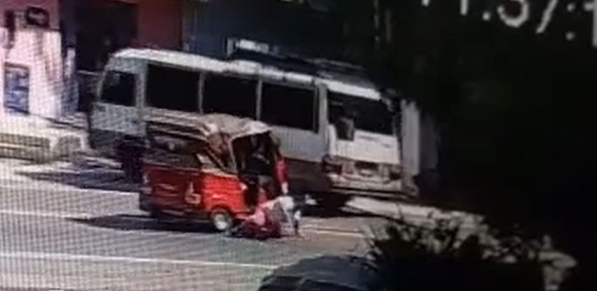 Momento del accidente entre un mototaxi y un microbús en San Jacinto, Chiquimula. (Foto Prensa Libre: Tomada de redes sociales)