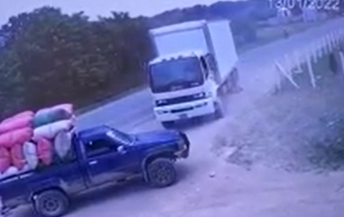 Momento en el que hombre se lanza a las llantas de camión en Honduras. (Foto Prensa Libre: Tomada de VTV Somos Todos Honduras)