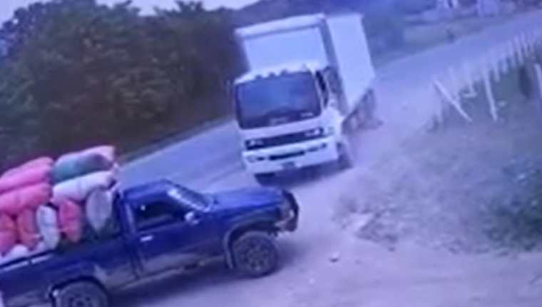 Momento en el que hombre se lanza a las llantas de camión en Honduras. (Foto Prensa Libre: Tomada de VTV Somos Todos Honduras)