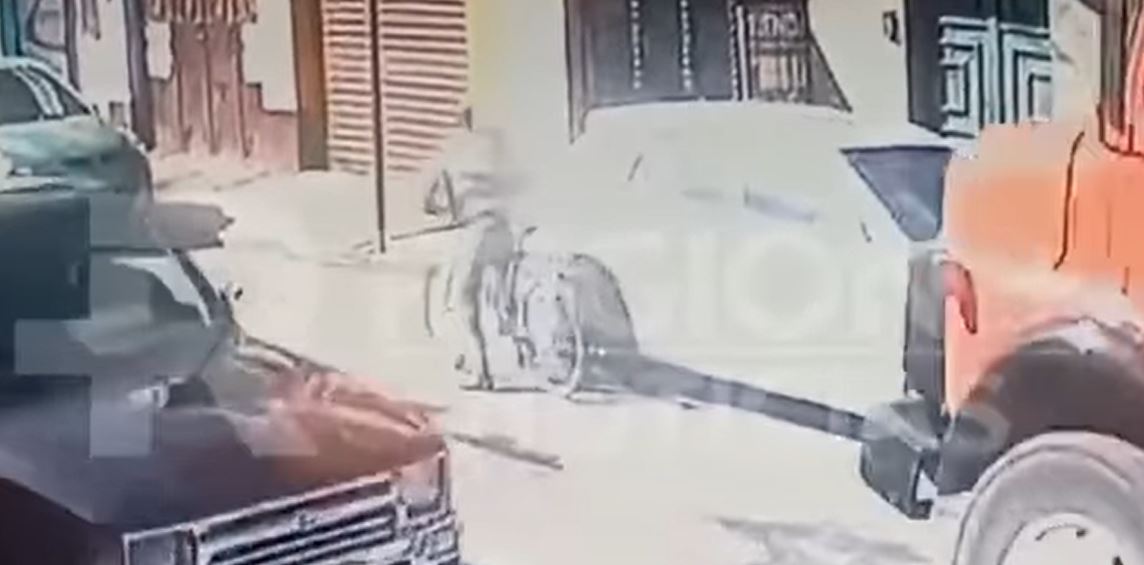 Hombre muere arrolla en la ciudad de Quetzaltenango. (Foto Prensa Libre: Tomada del video de Región Más Noticias)