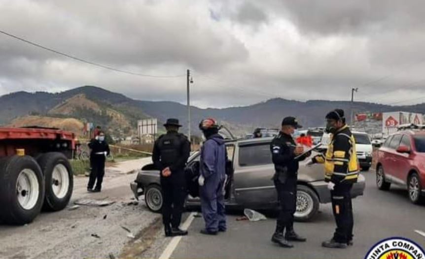 Accidente de tránsito en la Circunvalación de Salcajá, Quetzaltenango. (Foto Prensa Libre: Bomberos Voluntarios)