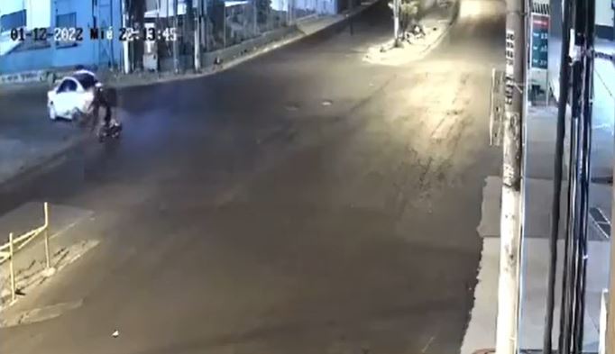 Video: Motorista sale expulsado al chocar contra automóvil en Mixco