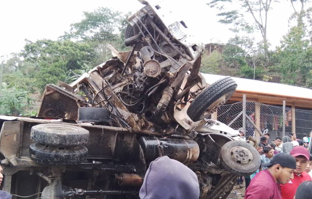 Fuerte accidente de tránsito en la ruta entre Cobán y Chisec, Alta Verapaz. (Foto Prensa Libre: Bomberos Voluntarios) 