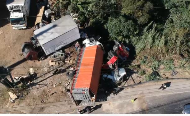 Mortal accidente se registró en el kilómetro 17 de la ruta Interamericana, con resultado de muertos y heridos. (Foto Prensa Libre: Elmer Vargas)


