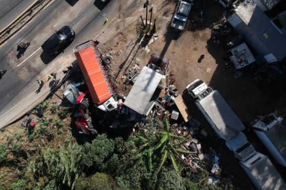 Vista del mortal accidente en Mixco que causó la muerte de tres personas en la ruta Interamericana. (Foto Prensa Libre: Élmer Vargas)