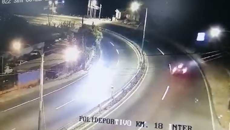 Momento del accidente en la ruta Interamericana. (Foto Prensa Libre: Tomada del video de SacatepéquezStarNews)