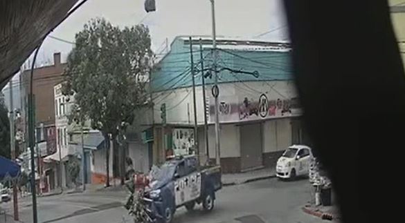 Cámara capta la impactante colisión entre motorista y autopatrulla de la PNC en la capital