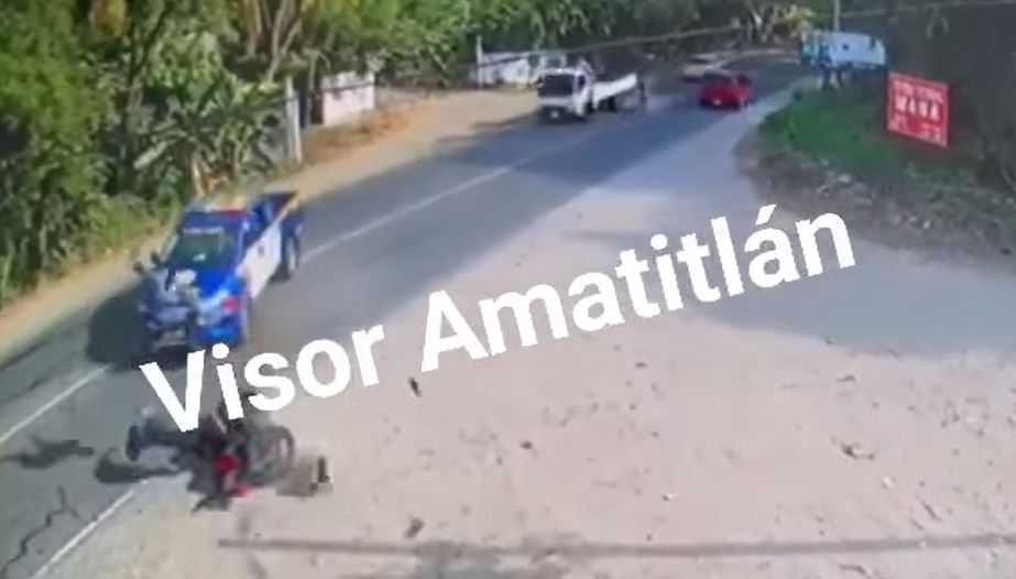 Momento del accidente de tránsito que quedó grabado en Zacapa. (Foto Prensa Libre: Tomada de Visor Amatitlán)