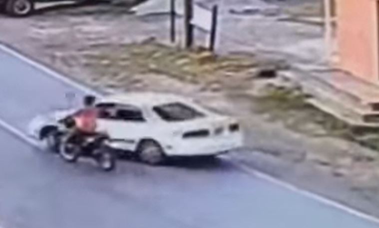 Motorista se accidenta en San Marcos y queda grabado. (Foto Prensa Libre: Tomada de video de Noticias del Valle)