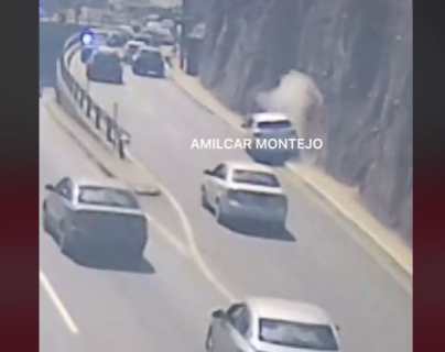 Video: Cámara registra impactante colisión de vehículo en la zona 18
