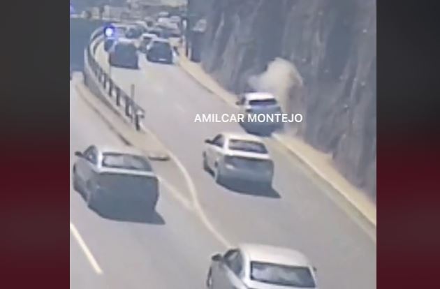 Graban accidente en el Viaducto Lomas del Norte zona 18. (Foto Prensa Libre: Tomada de video)