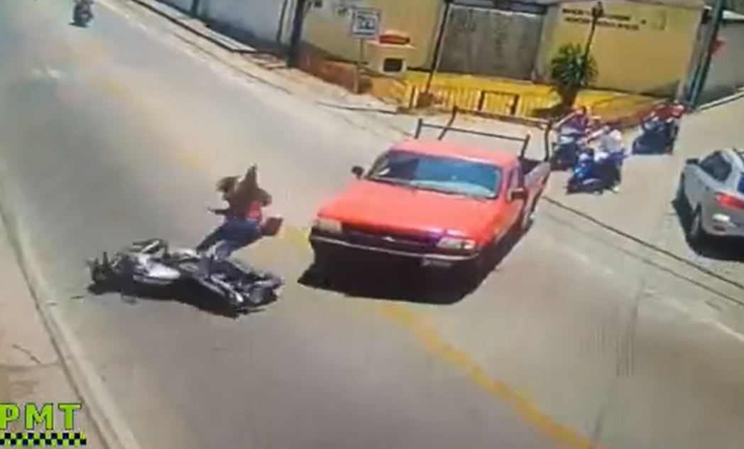 Uno de los accidentes de motocicleta en el 2021 en Jocotenango, Sacatepéquez. (Foto Prensa Libre: Tomada de video de la PMT)