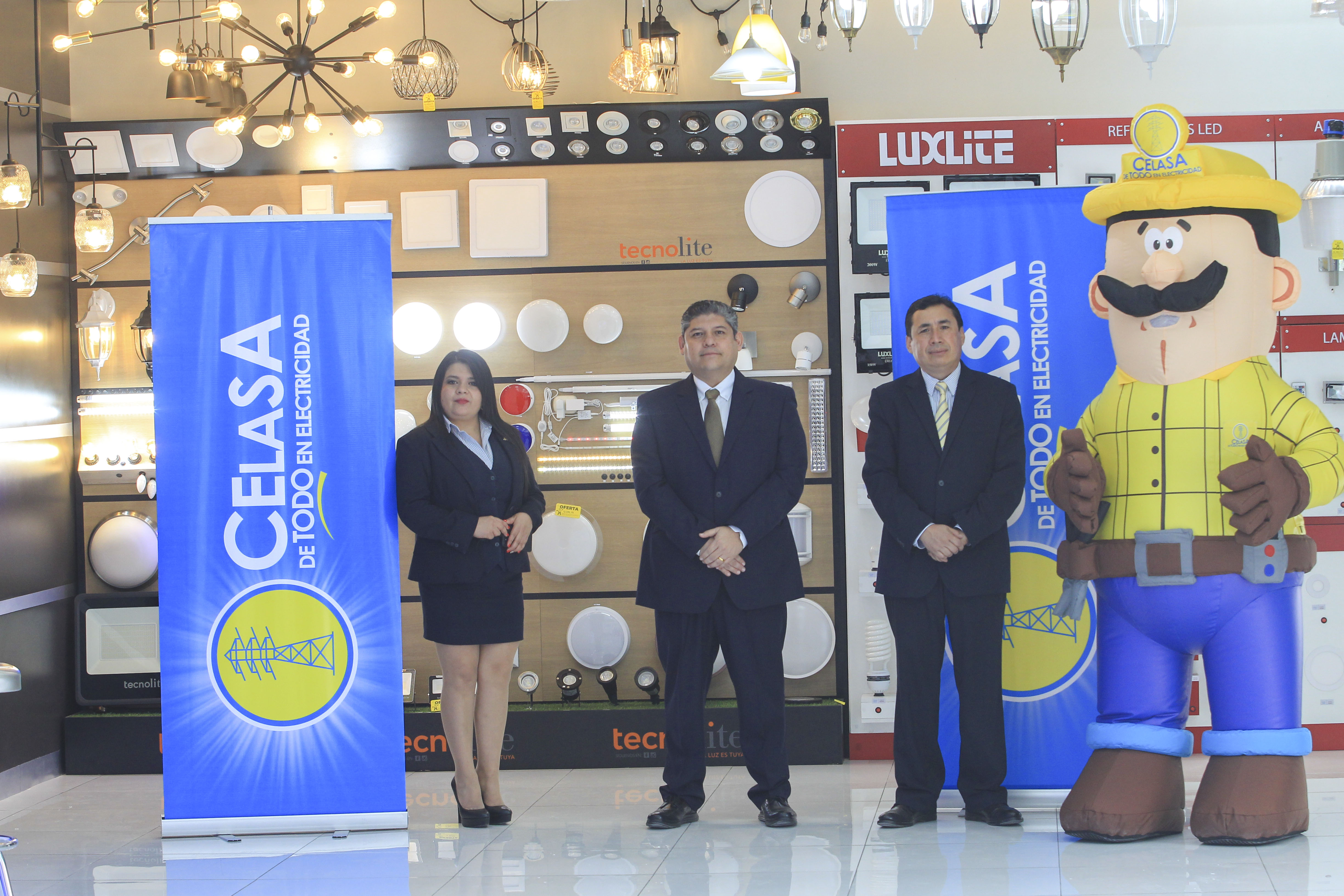 Directivos de Celasa realizaron el acto de inauguración de la nueva sala de ventas. Foto Prensa Libre: Norvin Mendoza.