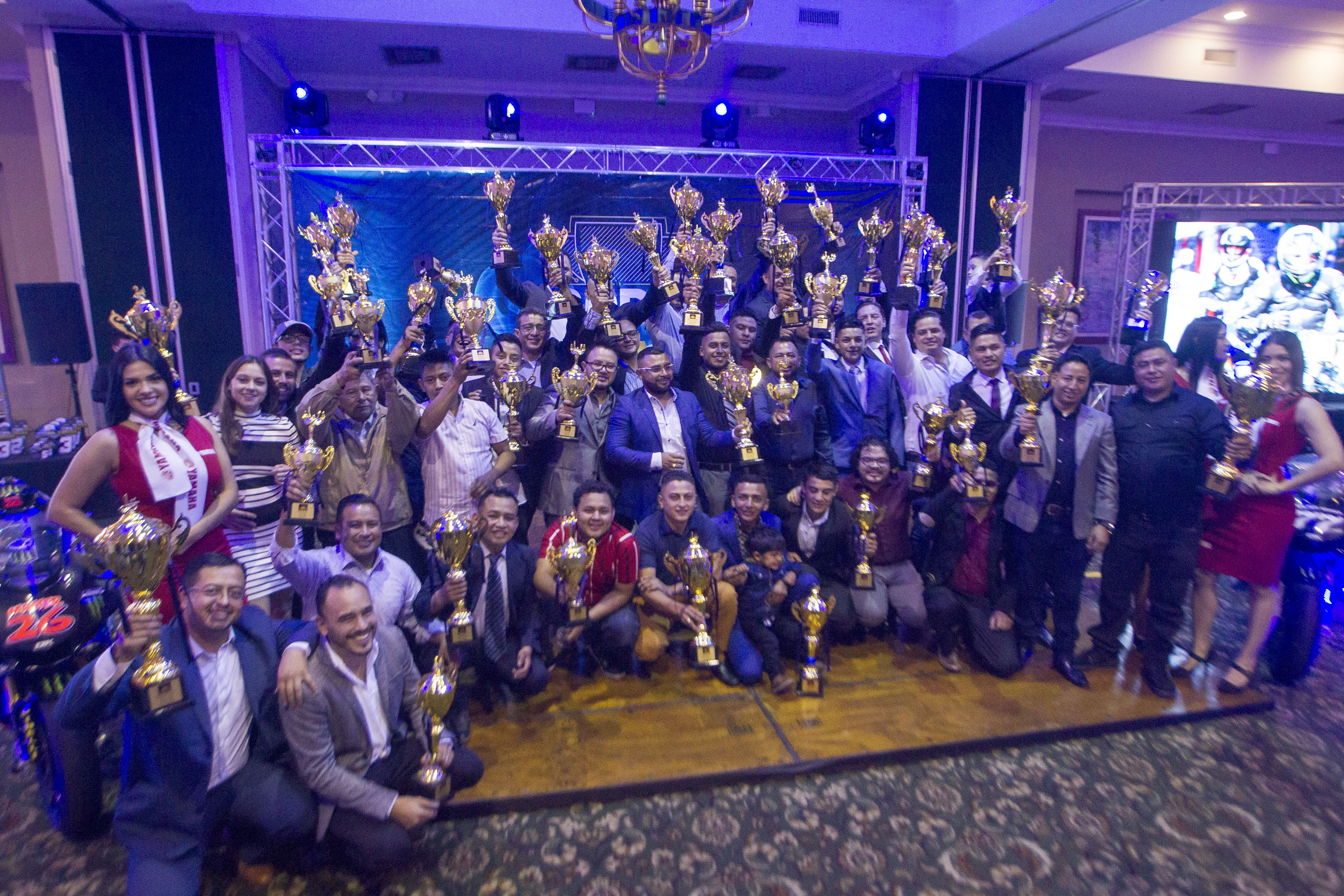 Los ganadores de la Copa Yamaha 2021 recibieron sus trofeos. Foto Prensa Libre: Norvin Mendoza