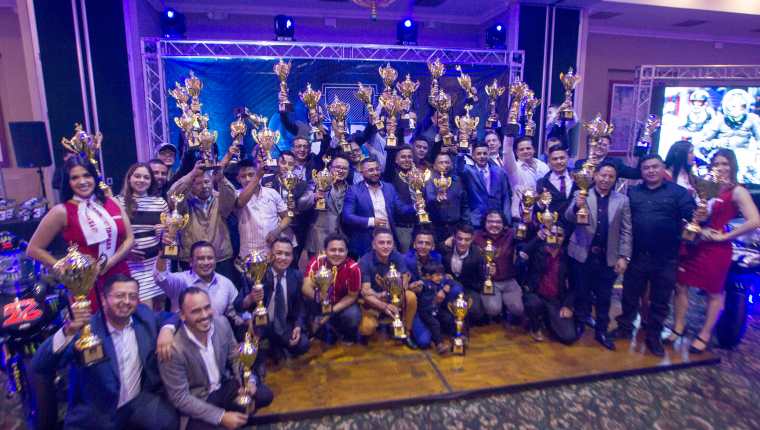 Los ganadores de la Copa Yamaha 2021 recibieron sus trofeos. Foto Prensa Libre: Norvin Mendoza