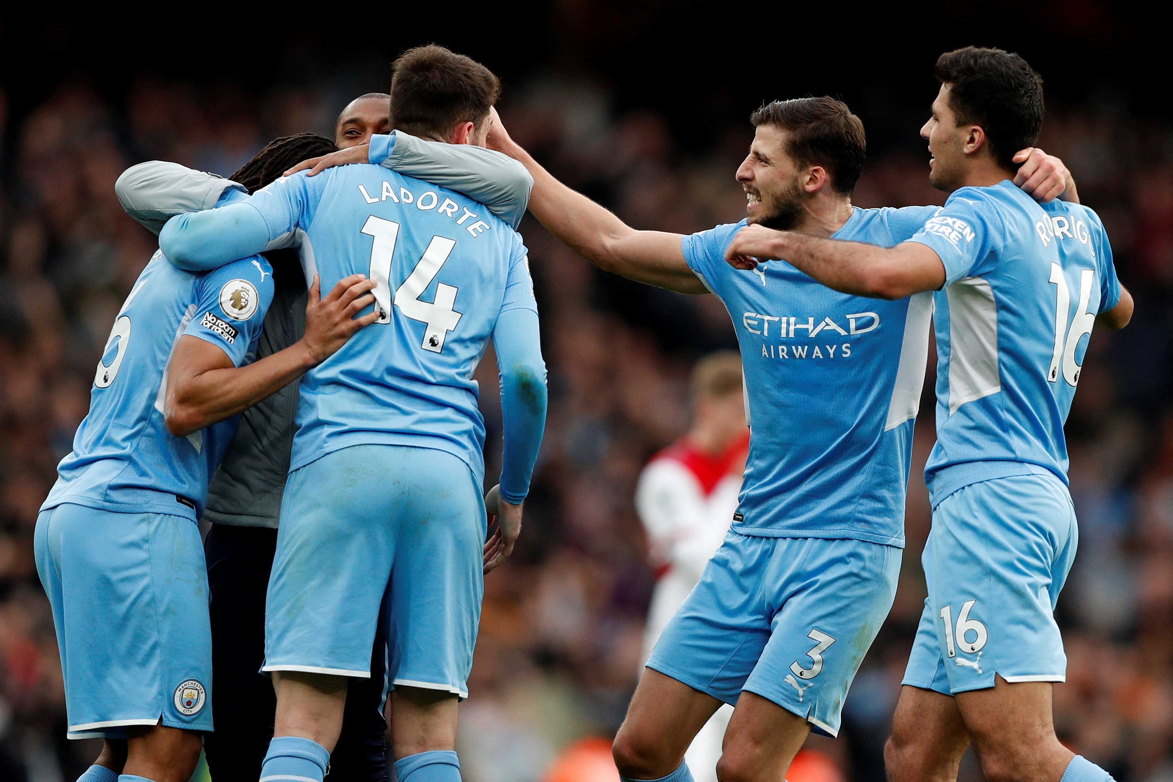 Los jugadores del Manchester City Rodri (d), Ruben Dias (2d) celebran con sus compañeros la victoria ante el Arsenal. (Foto Prensa Libre: AFP)